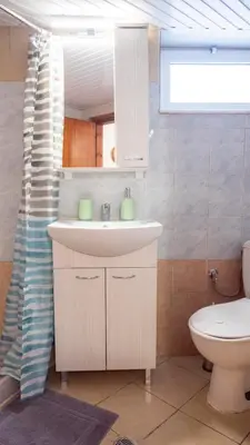 a bathroom with a sink and a toilet at Beaver's Nest in Profília