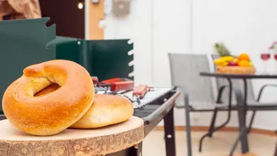 two bagels sitting on top of a table at Beaver's Nest in Profília