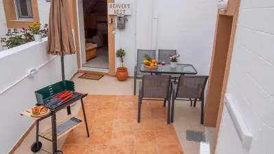 a small balcony with a table and chairs in a room at Beaver's Nest in Profília