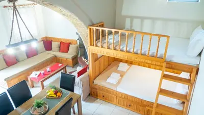 a small room with a bunk bed and a table at Beaver's Nest in Profília