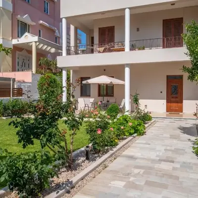 Monte Smith Luxury Garden Apartment With Parking