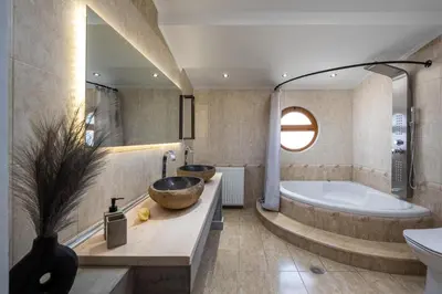 a bathroom with two sinks and a tub and a bath tub at El Paradiso in Pastida
