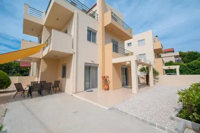 a villa with a view of the courtyard at Villa De Ella in Ialyssos
