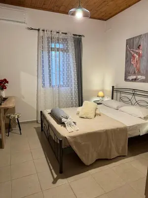 a bedroom with a bed and a window at Alleyhouse 83 in Kremasti
