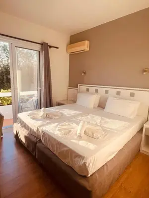a large bed in a room with a window at Maistrali Hotel & Restaurant in Kalavárda