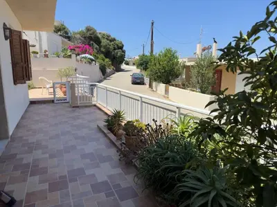 a balcony of a house with a fence and plants at Maison authentique avec grande terrasse in Kritinía