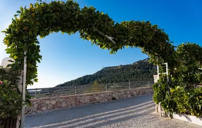 an archway over a road with a mountain in the background at Vista Magica in Pastida
