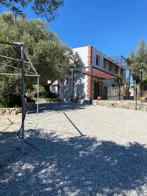 a basketball hoop in front of a building at Cullura in Asklipiḯon