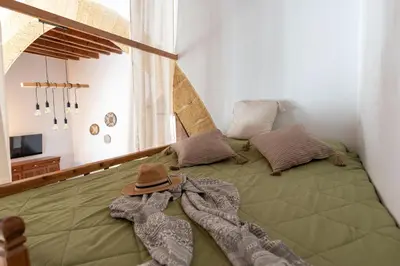 a bedroom with a bed with a hat on it at La Casa di Varvara e Nikolas in Soroni