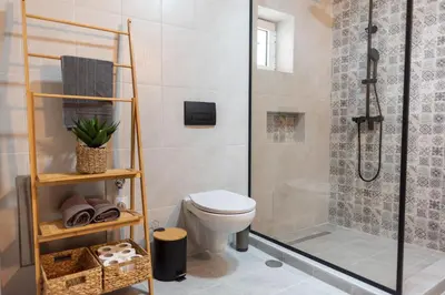 a bathroom with a shower stall and a toilet at La Casa di Varvara e Nikolas in Soroni