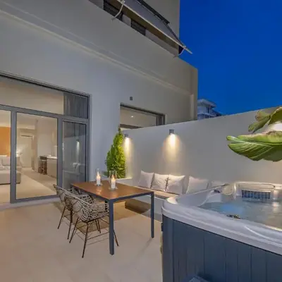 Earthy Haven-Minimalist Luxury Studio & Hot Tub