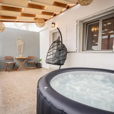 Luxury Getaway with Jacuzzi - Platanos House Salakos
