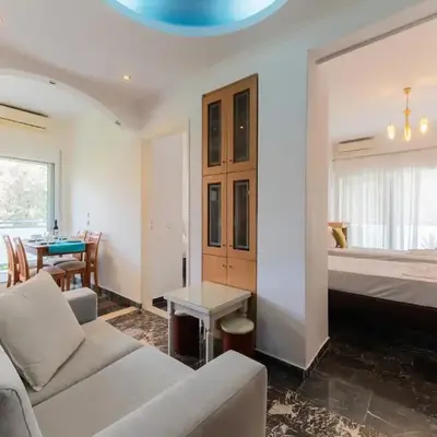Eln's Sunlit Apartment