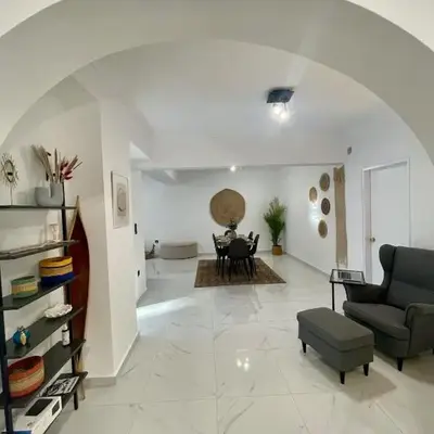 Victoria's Spacious Apartment