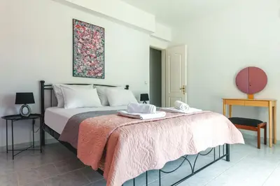a bedroom with a bed with a pink blanket at Terra Ventura Villa At The Hill in Triánta