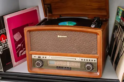 an old radio sitting on top of a shelf at Casa Aurora Rhodes in Rhodes Town