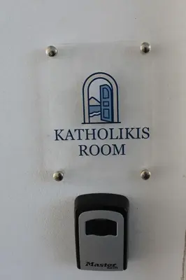a sign for a kithioliths room on a wall at Κatholikis Room in Kremasti
