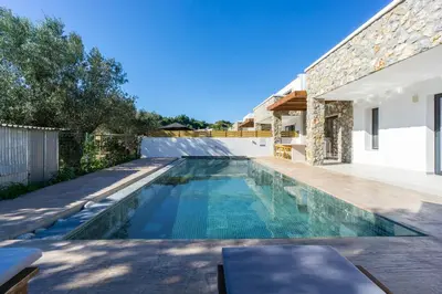 a swimming pool in the backyard of a house at Brillante VIllas by Renthub in Kolimbia