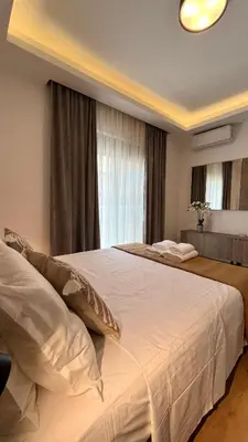 a bedroom with two beds and a window at Apartamento Elegante de Chris in Rhodes Town