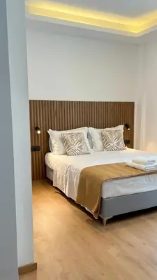 a bedroom with a large bed with white pillows at Apartamento Elegante de Chris in Rhodes Town