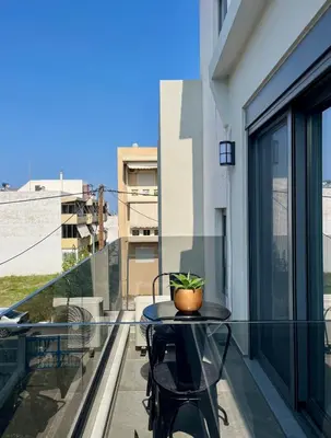 a balcony with a table and chairs on it at Apartamento Elegante de Chris in Rhodes Town