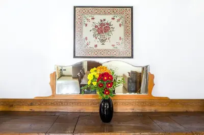 a vase with flowers sitting on a wooden bench at To Kamariko in Soroni