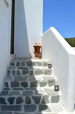 a stairway with a vase sitting on top of it at Bianca Suite & Home in Psinthos