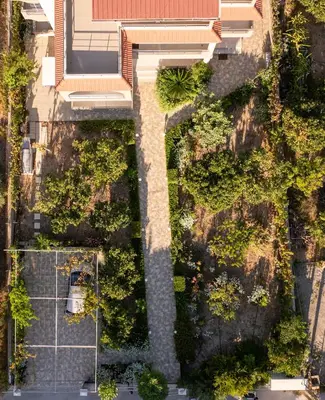 an overhead view of a garden on a building at ELMA apartment 2 Kremasti in Kremasti