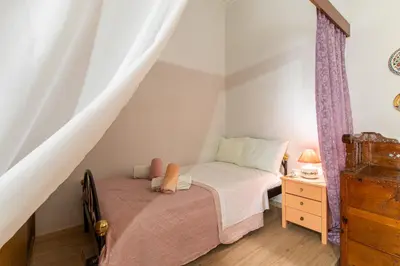 a small bedroom with a bed and a dresser at La Casa Lemonià in Soroni