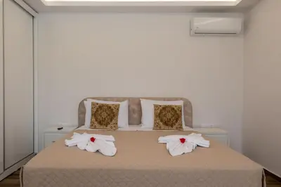a bedroom with a bed with towels on it at Villa Ceroni in vlicha