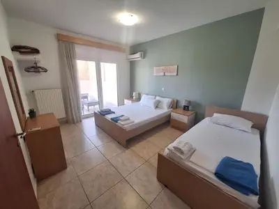 a large bedroom with two beds and a window at villa de calme in Pastida
