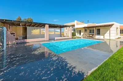 a swimming pool in the backyard of a house at villa de calme in Pastida