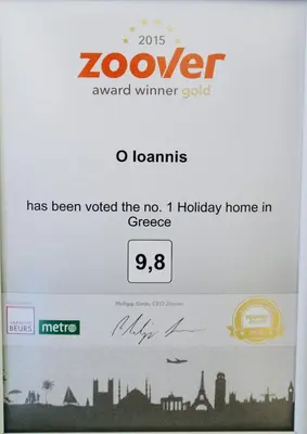a sign for a zoover award winner with a city at O Ioannis in Kritinía