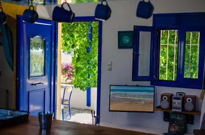 a room with a blue door and a table at Villa Marqua in Kalavárda