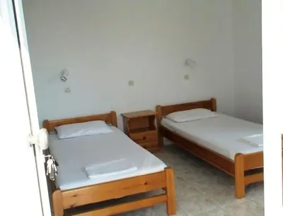 two twin beds in a room withthritisthritislictslictslicts at Haraki View in Haraki