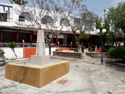 a statue in the middle of a courtyard at Amaliahotel in Apolakkiá