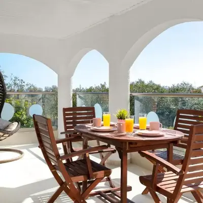 House of Paradise in front of the golf court-sea