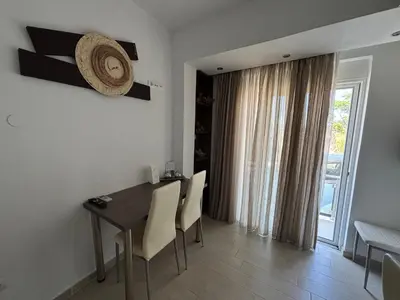 a dining room with a table and chairs and a window at Haraki Beauty in Haraki
