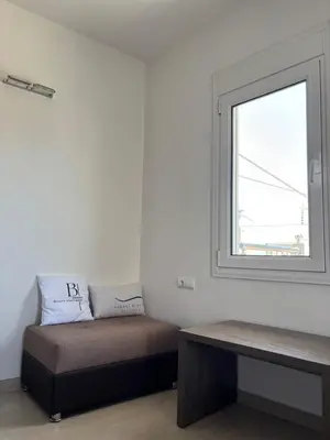 a room with a bench and a window at Haraki Beauty in Haraki