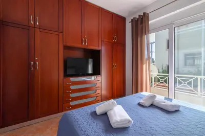 a bedroom with a bed with two towels on it at Villa Del Mar in Ialyssos