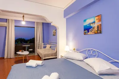 a blue bedroom with a bed and a balcony at CHAMBRE BLEUE in Ialyssos