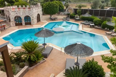 an overhead view of a swimming pool with umbrellas at Casa Loma in Triánta