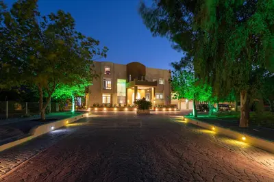 a building with lights on a street at night at Casa Loma in Triánta