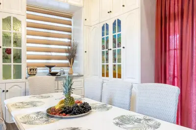 a dining room with a table with a bowl of fruit on it at Casa Loma in Triánta
