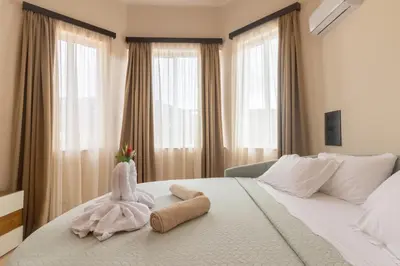 a bedroom with two towels on a bed with windows at Casa Loma in Triánta