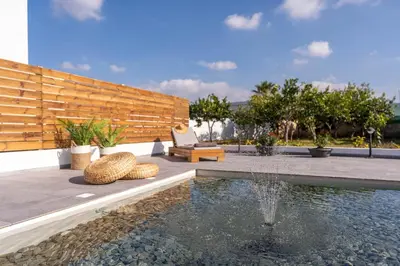 a swimming pool with a bench and a fountain at Casa di Giorgio in Kattavía