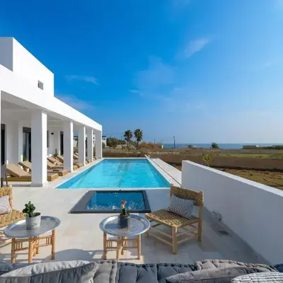 Seawater Villa - Luxury Pool Retreat - 150m Beach