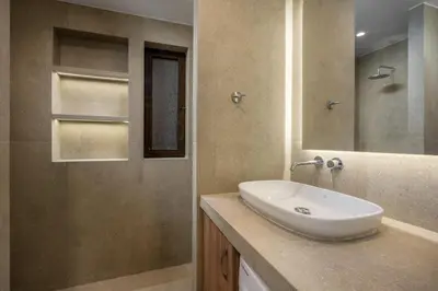a bathroom with a sink and a mirror at Villa Palmeras in Soroni