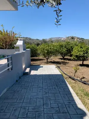 a walkway in front of a house with trees at Secret Edem in Kolimbia