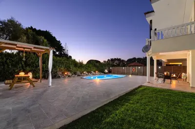 a backyard with a swimming pool and a patio at Villa Montefile in Triánta